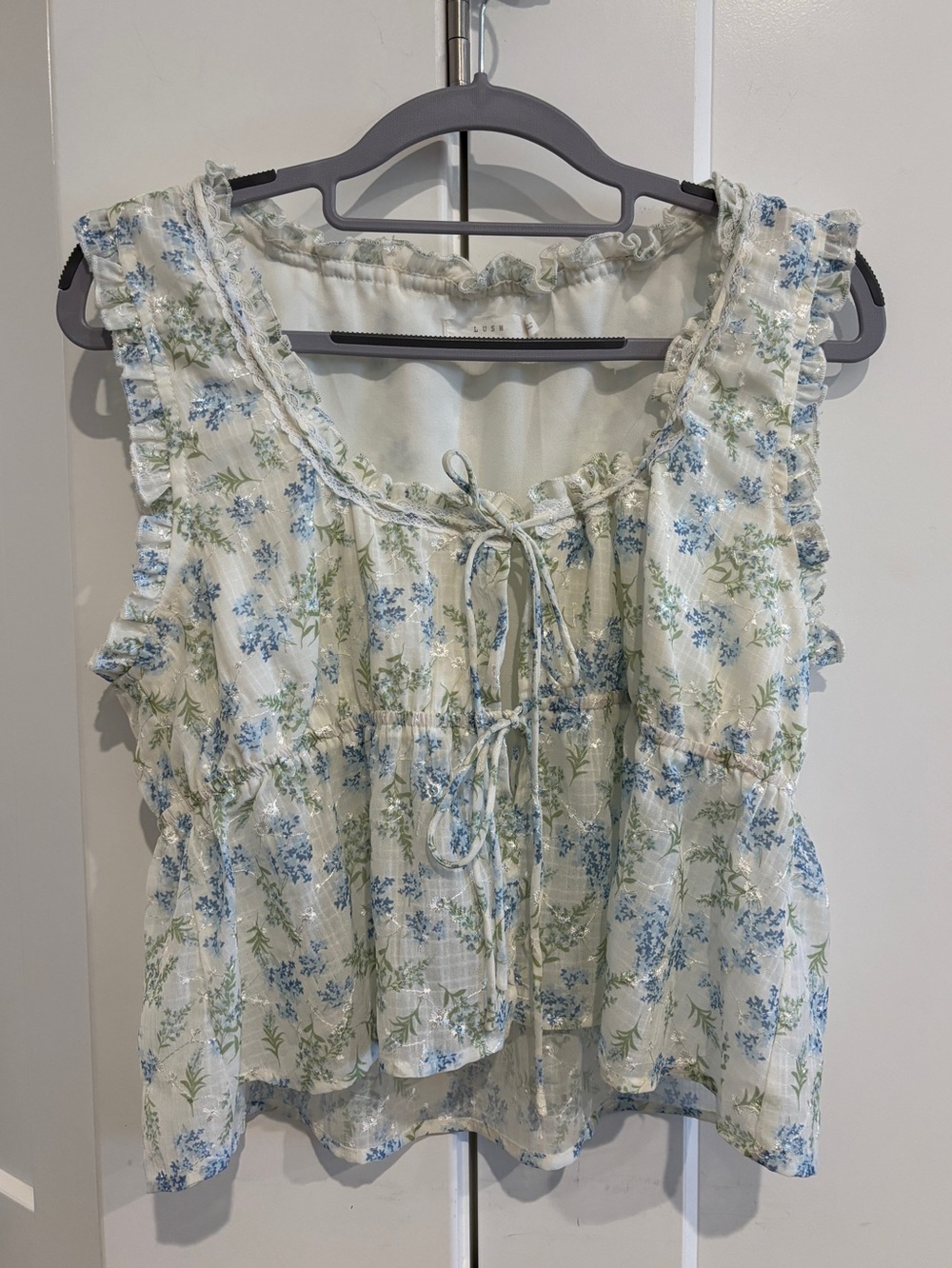 Lush Floral Ruffle Tie-Front Tank. Size L